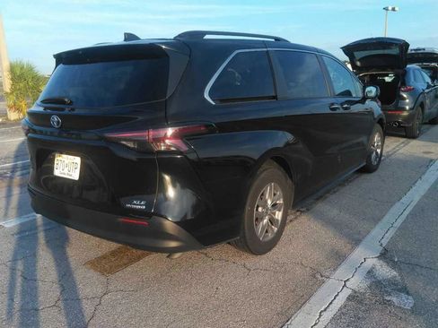 Used 2024 Toyota Sienna XLE FWD image 7