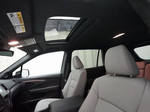 Used 2025 Honda Passport EX-L image 32