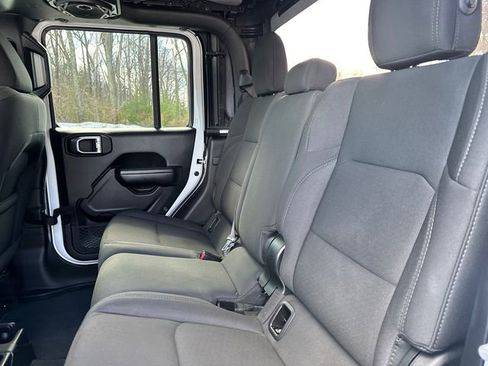 Used 2021 Jeep Gladiator Overland AWD/4WD image 15