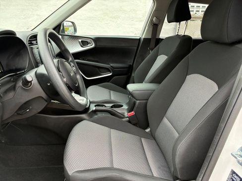 Used 2025 Kia Soul LX w/ LX Technology Package image 24