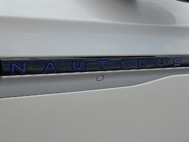 Used 2025 Lincoln Nautilus Reserve AWD/4WD image 7