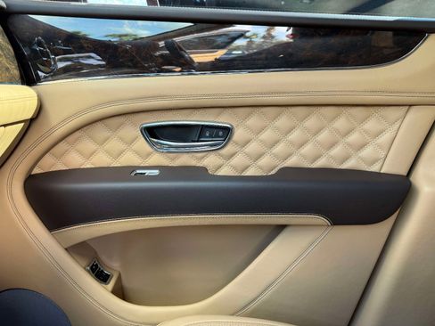 Used 2022 Bentley Bentayga image 47