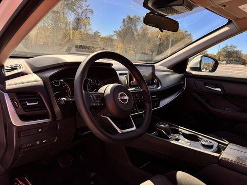 Used 2024 Nissan Rogue SV image 34