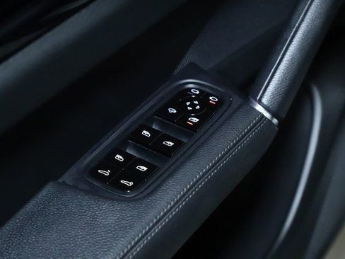 Used 2021 Porsche Cayenne Coupe image 17