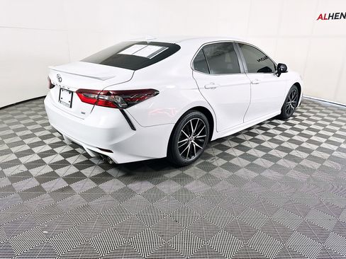 Used 2023 Toyota Camry SE image 3