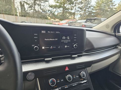 Used 2022 Kia Carnival LX FWD image 25