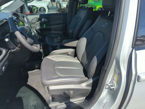 New 2026 Chrysler Pacifica Select w/ S Appearance Package FWD image 12