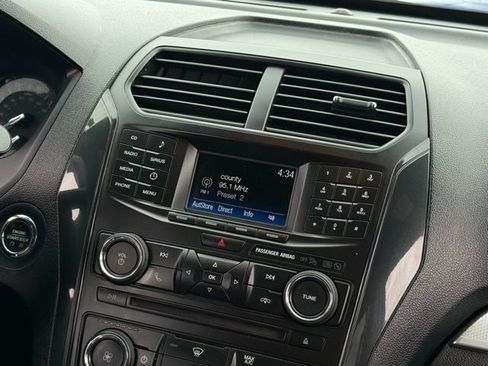 Used 2017 Ford Explorer XLT image 22