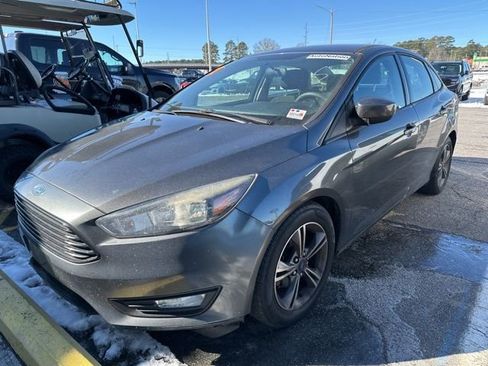 Used 2018 Ford Focus SE w/ SE Appearance Package image 2