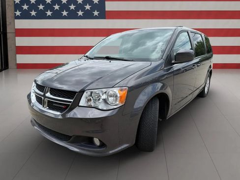 Used 2020 Dodge Grand Caravan SXT FWD image 3