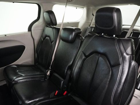 Used 2022 Chrysler Pacifica Touring-L w/ Uconnect Theater Family Group image 14