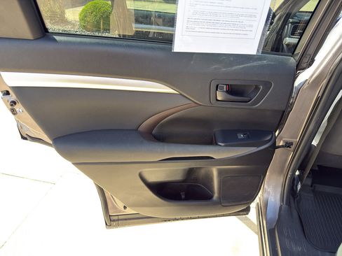 Used 2019 Toyota Highlander LE FWD image 13