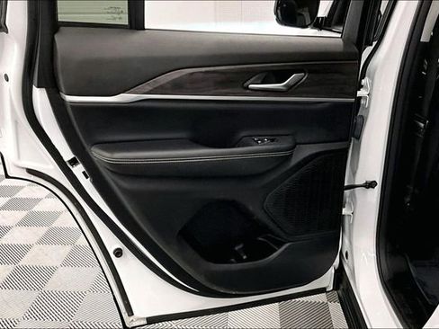 Used 2024 Jeep Grand Cherokee Limited image 23