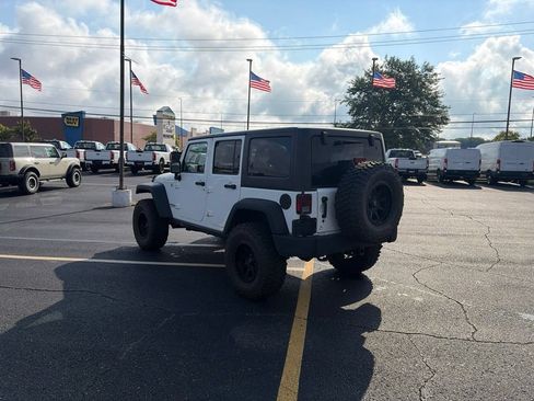 Used 2016 Jeep Wrangler Unlimited Rubicon w/ Connectivity Group AWD/4WD image 5