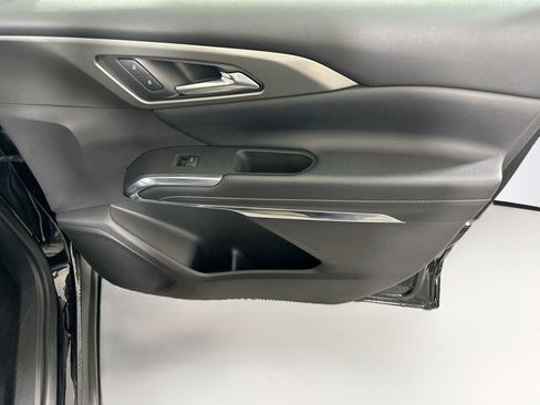 Used 2025 Chevrolet Traverse LT FWD image 32