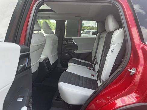 New 2025 Mitsubishi Outlander SE image 11