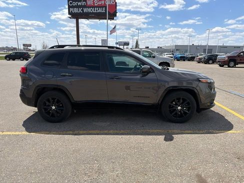 Used 2018 Jeep Cherokee Latitude AWD/4WD image 4