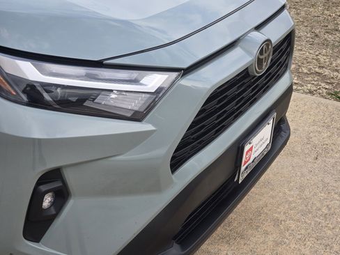 Used 2022 Toyota RAV4 XLE Premium image 12