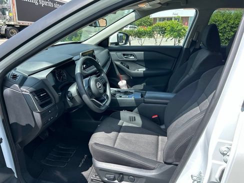 Used 2024 Nissan Rogue SV FWD image 9