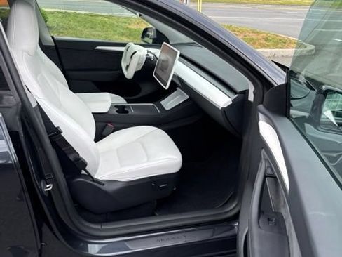Used 2024 Tesla Model Y 2WD image 17