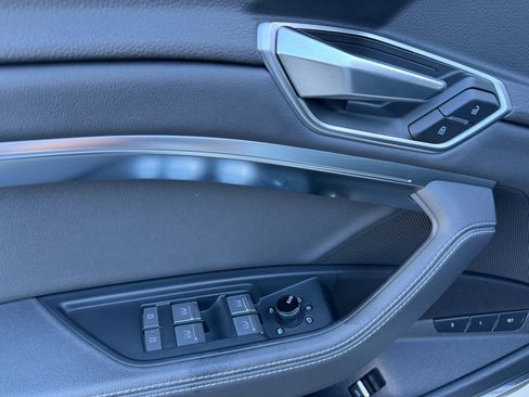 Used 2021 Audi e-tron Premium Plus w/ Premium Plus Package image 43