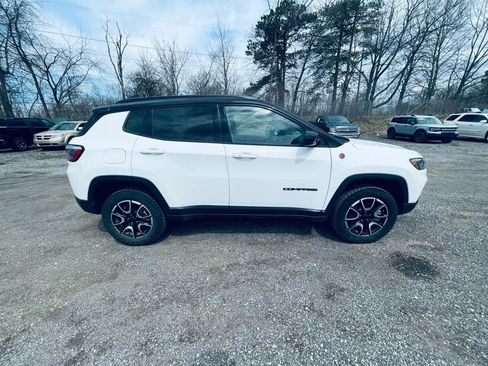 Used 2025 Jeep Compass Trailhawk image 7