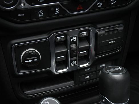 Used 2018 Jeep Wrangler Unlimited Sahara image 27