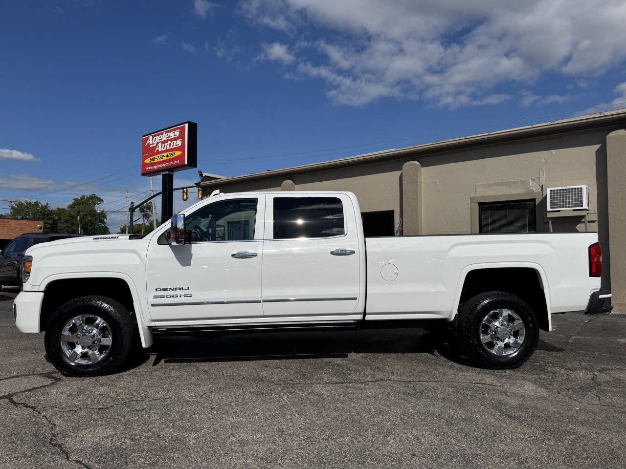 Used 2019 GMC Sierra 3500 Denali w/ Duramax Plus Package AWD/4WD image 5