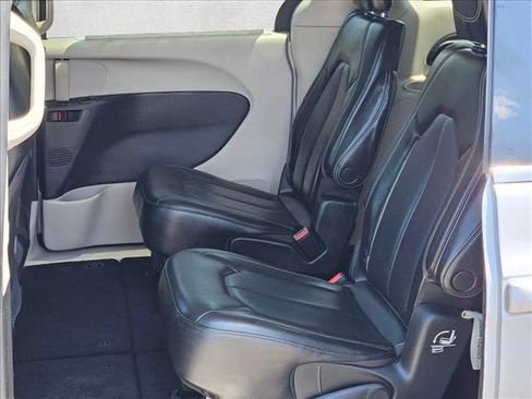Used 2023 Chrysler Pacifica Touring-L FWD image 17