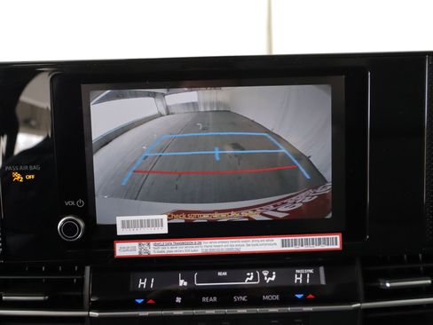 Used 2025 Toyota Sienna LE AWD/4WD image 18