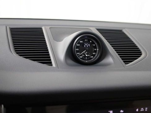 Certified 2026 Porsche Macan AWD/4WD image 18