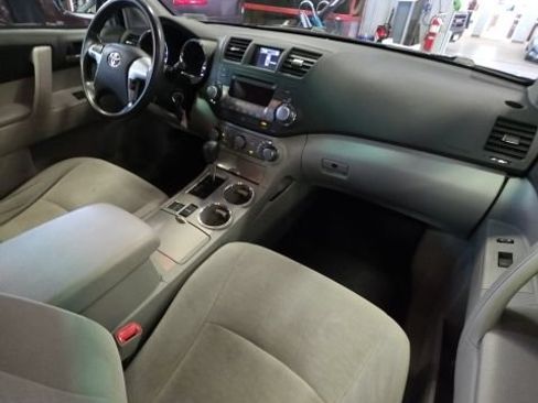 Used 2012 Toyota Highlander FWD w/ Tech Pkg image 19