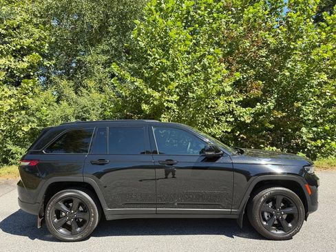 Used 2024 Jeep Grand Cherokee Altitude AWD/4WD image 5