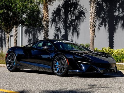 Used 2023 McLaren Artura RWD image 1