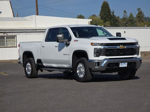 Used 2024 Chevrolet Silverado 2500 LT image 9