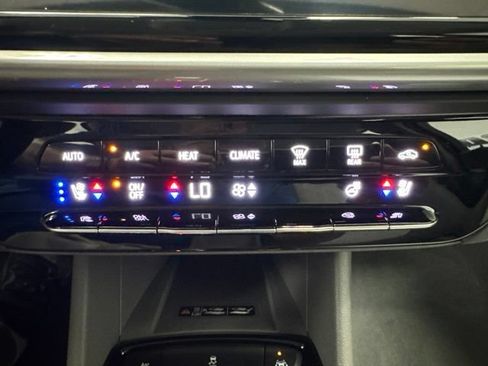 Used 2023 Chevrolet Bolt EUV Premier FWD image 17