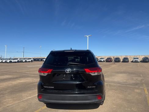 Used 2018 Toyota Highlander XLE image 12