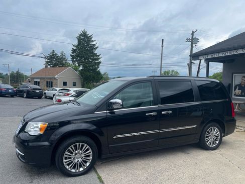 Used 2013 Chrysler Town & Country Touring-L w/ Entertainment Group #2 FWD image 6