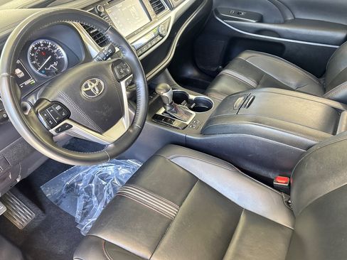 Used 2019 Toyota Highlander SE AWD/4WD image 4