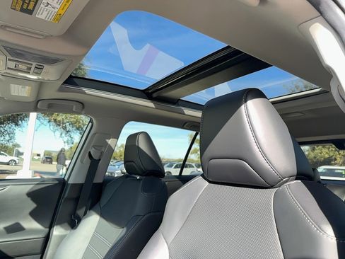 Used 2022 Toyota RAV4 Limited image 11