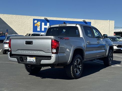 Used 2019 Toyota Tacoma TRD Sport image 5