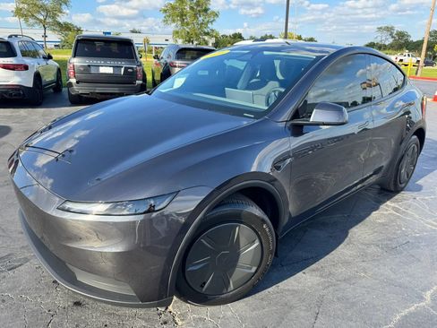 Used 2026 Tesla Model Y Long Range RWD image 1