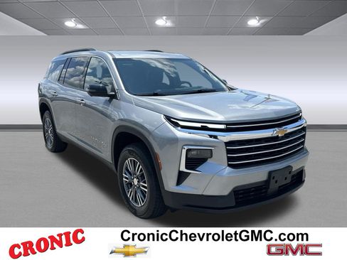 Used 2024 Chevrolet Traverse LT FWD image 1