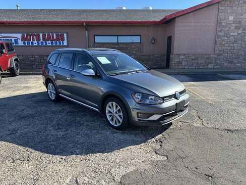 Used 2017 Volkswagen Golf Alltrack SE image 2
