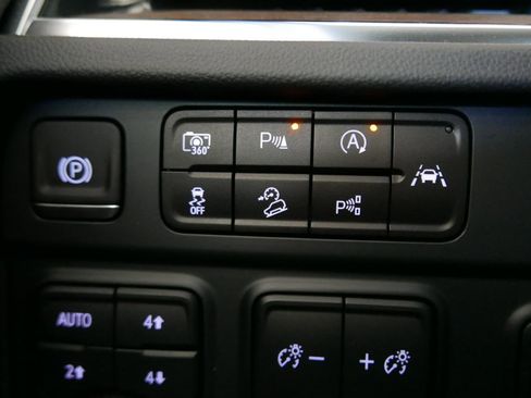 Used 2025 Chevrolet Suburban High Country AWD/4WD image 42