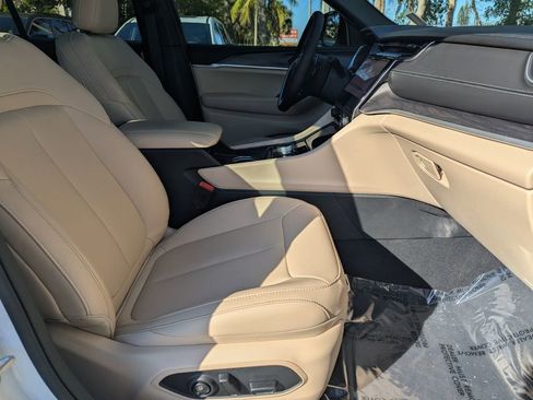 Used 2025 Jeep Grand Cherokee Limited image 10