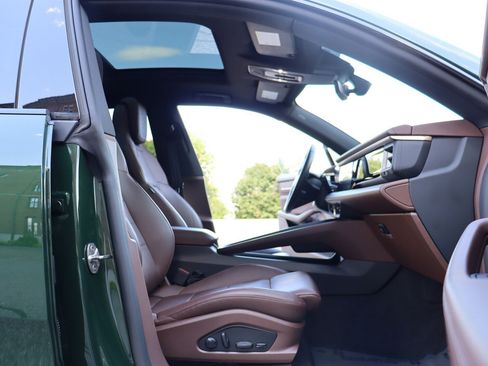Used 2025 Porsche Macan 4S Electric AWD/4WD image 19