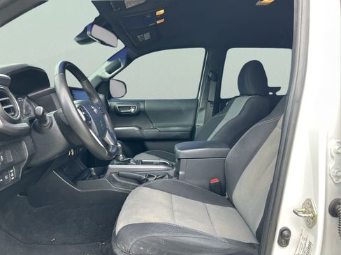 Used 2020 Toyota Tacoma TRD Sport AWD/4WD image 9