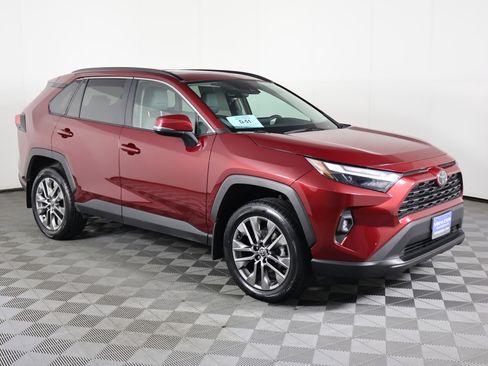 Used 2022 Toyota RAV4 XLE Premium image 4