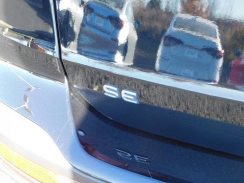 Used 2022 Volkswagen Taos SE w/ Panoramic Sunroof Package image 7